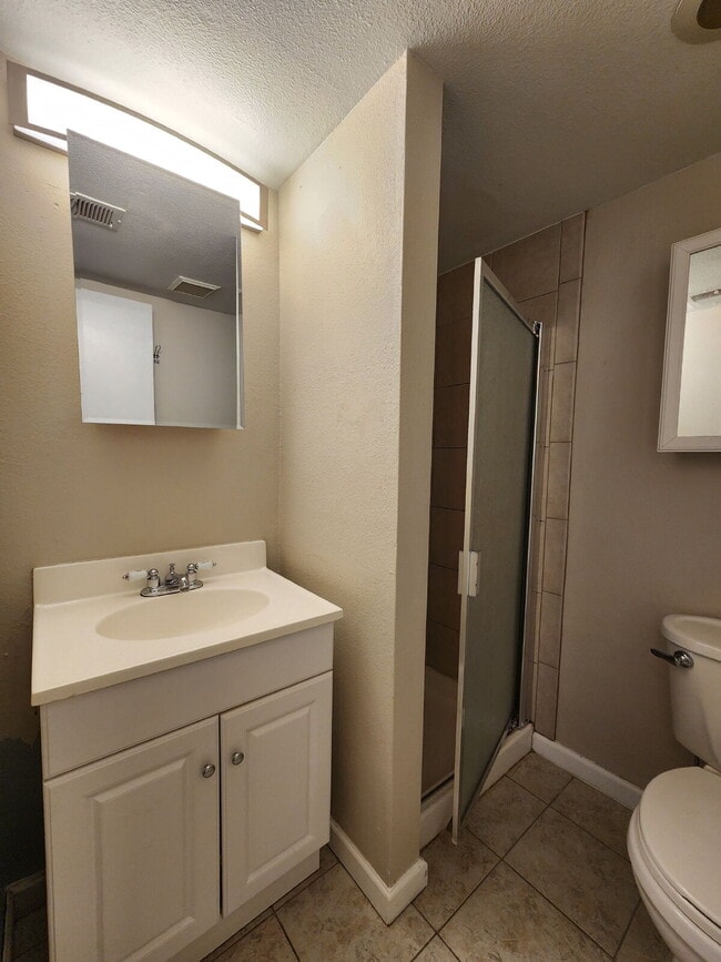 Building Photo - Beautiful 3 Bedroom Home In Great Neighborhood!