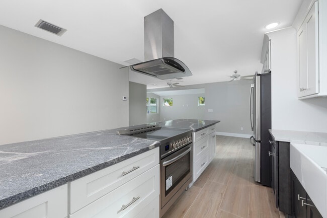 Building Photo - 1036 NE Wright Ave