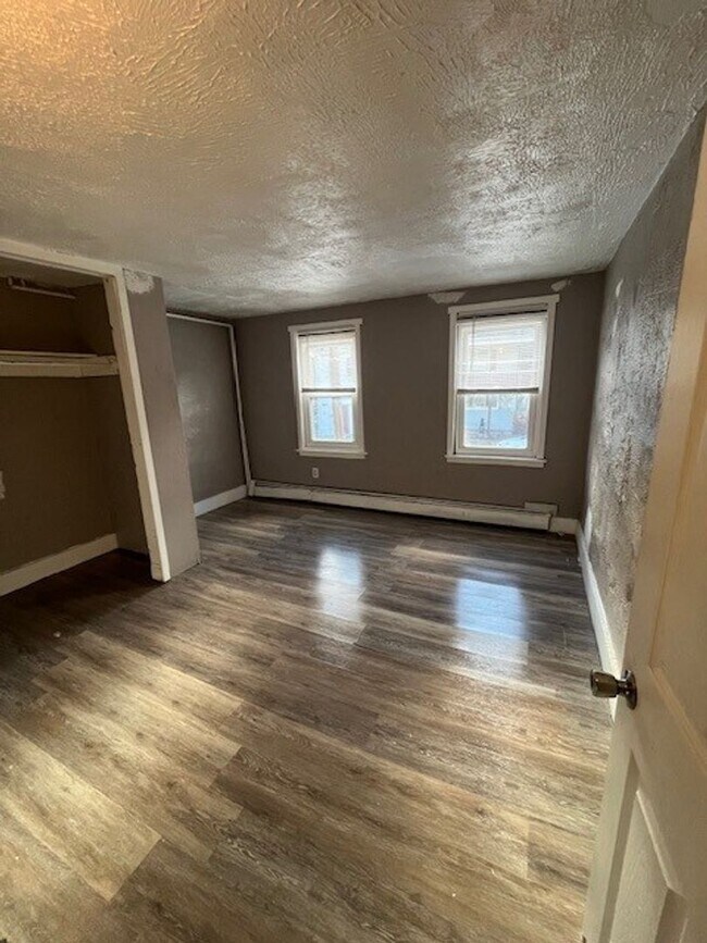 Building Photo - 3 bedroom 1 bathroom