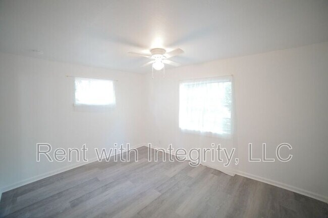 Building Photo - 1118 Louise Dr