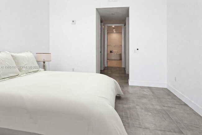 Building Photo - 17550 Collins Ave