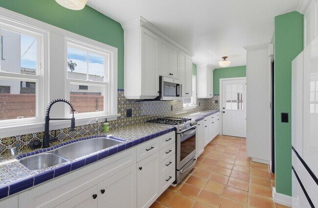Building Photo - Historic Charm Meets Modern Living – Stunning 5 Bedroom Home on Iconic Myrtle Avenue