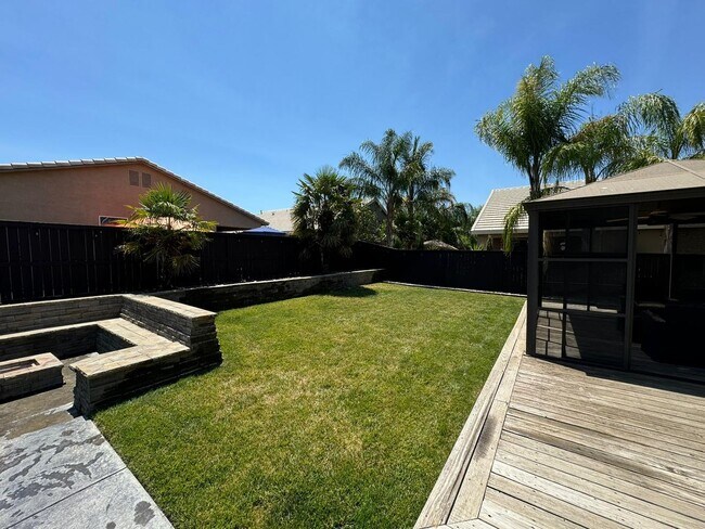 Building Photo - Stunning 4/3 in Roseville! 2 Car Garage!
