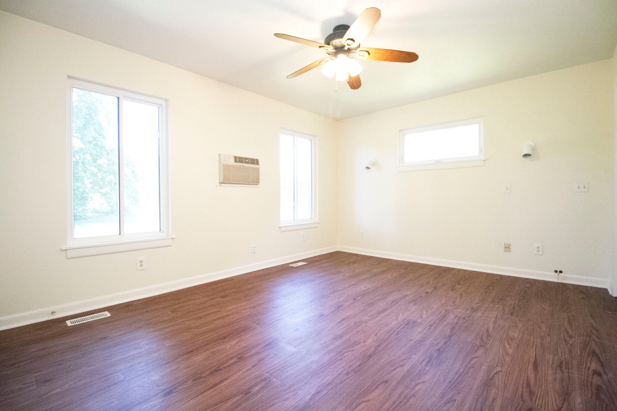 Building Photo - 2545 Amara Dr