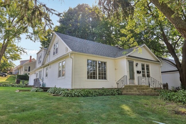 Building Photo - 1514 N Freund Ave