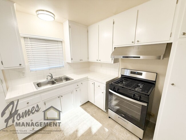 Building Photo - Homes Management - 2 Bed, 1.5 Bath Duplex ...