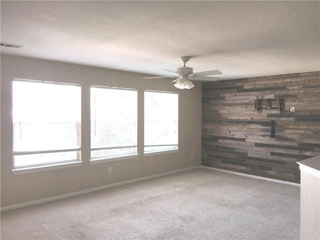 Building Photo - 9909 Lakeview Dr