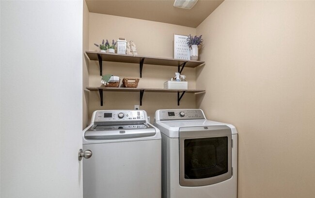 Building Photo - Large 3 bedroom pet friendly home at a gre...