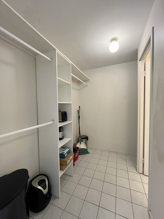 Building Photo - 4343 N Clarendon Ave