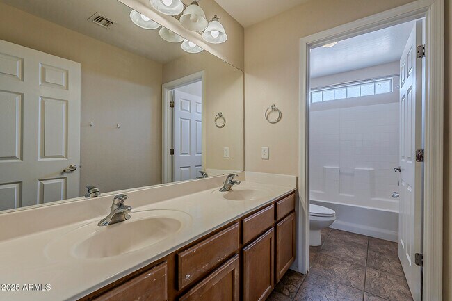Building Photo - 519 E Rainbow Dr