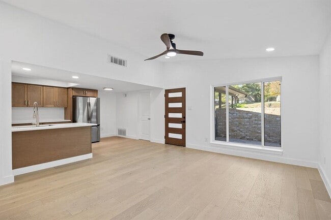 Building Photo - 1905 Cedar Ridge Dr