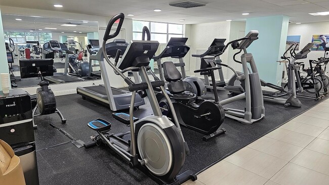 Building Photo - 400 Leslie Dr