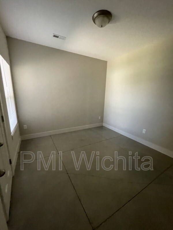 Building Photo - 8111 E 34th Ct S