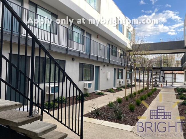 Building Photo - Recently Renovated 2 Bedroom 1 Bath, Two-Level Apartment-Great Midtown location!