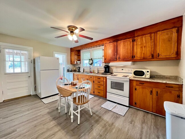 Building Photo - This adorable fully furnished 2 bedroom/1 ...