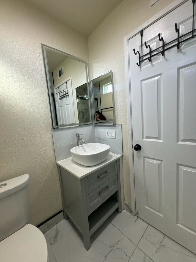 Building Photo - 32927 Lake Candlewood St