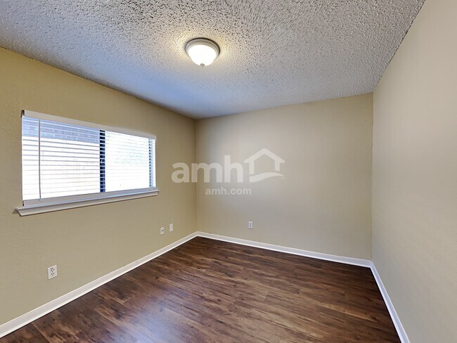 Building Photo - 304 Sandlewood Ln