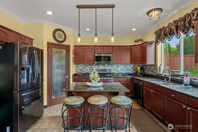 Building Photo - Beautiful Craftsman Marysville!