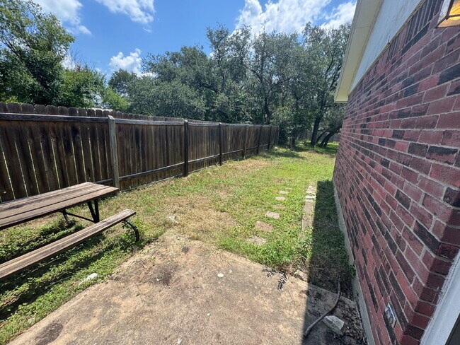 Building Photo - 2-Bed, 2-Bath, 1-Car Garage - Walking Dist...