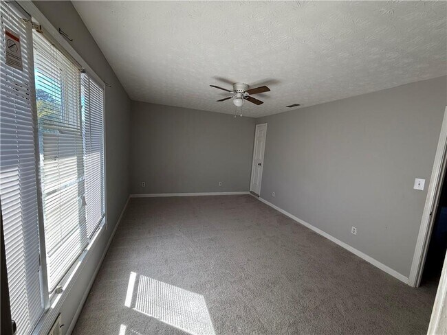 Building Photo - 2124 Fieldstone View Ct SE