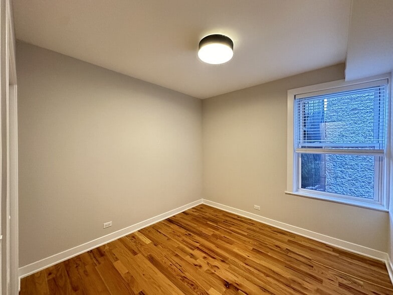 Building Photo - 643 W Wrightwood Ave