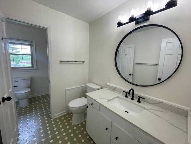 Building Photo - Newly Renovated Split Level Home