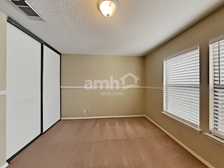 Building Photo - 7810 Dueling Oak
