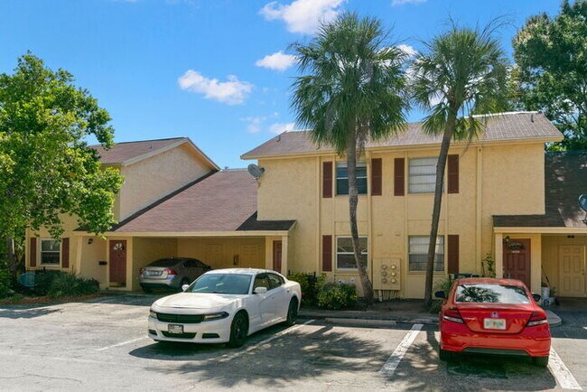 Primary Photo - Town Home For Rent in Town 'n' Country!