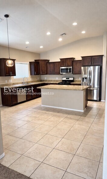 Building Photo - 9014 W Rolling Springs Dr