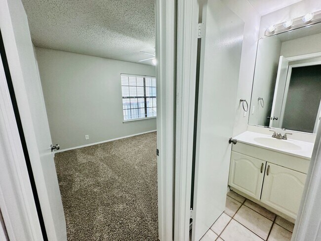 Building Photo - Charming 2BR/2BA Condo in South Congress -...