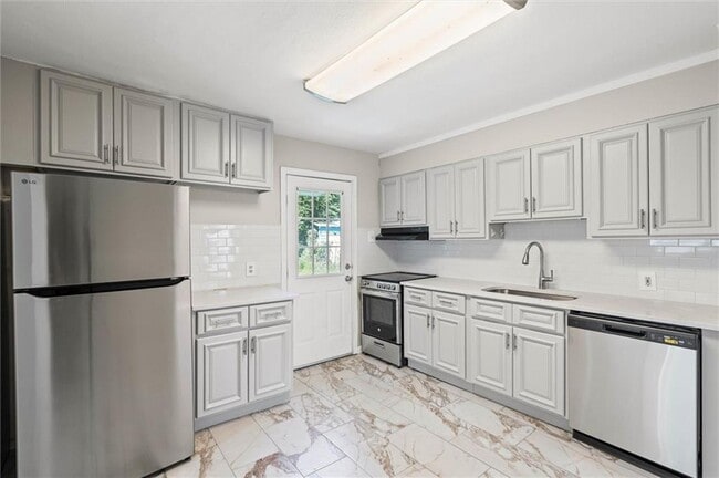 Building Photo - 555 Shady Oak Dr