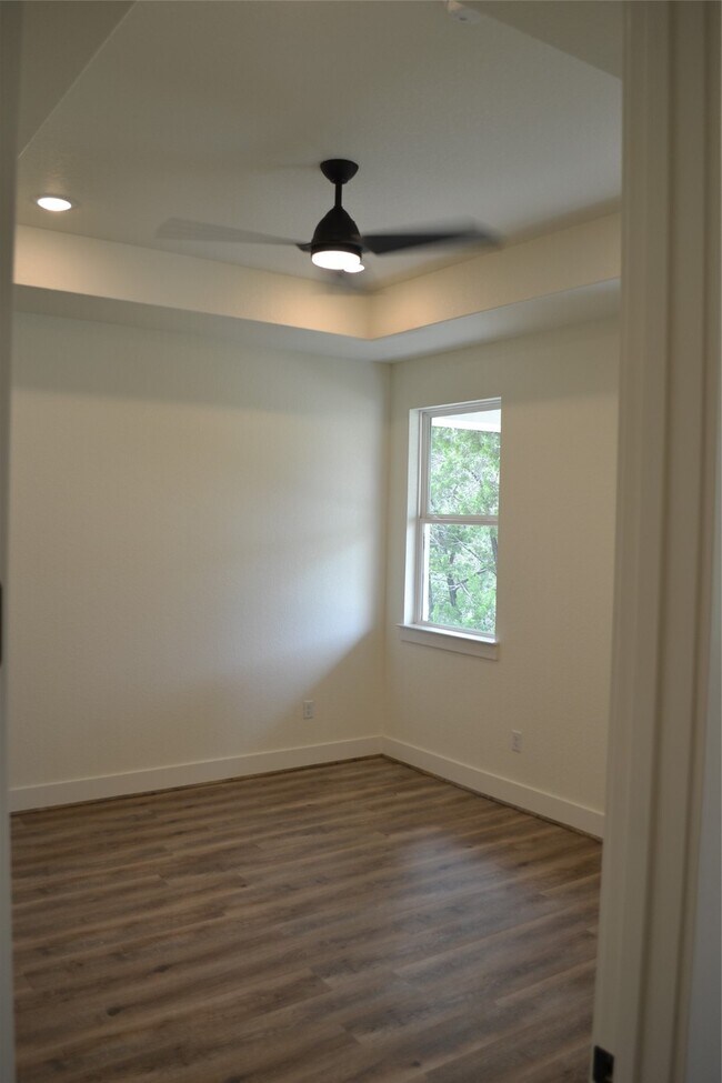 Building Photo - 729 Canyon Bend