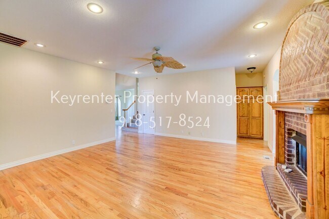 Building Photo - Beautiful home across from Jenks Middle School