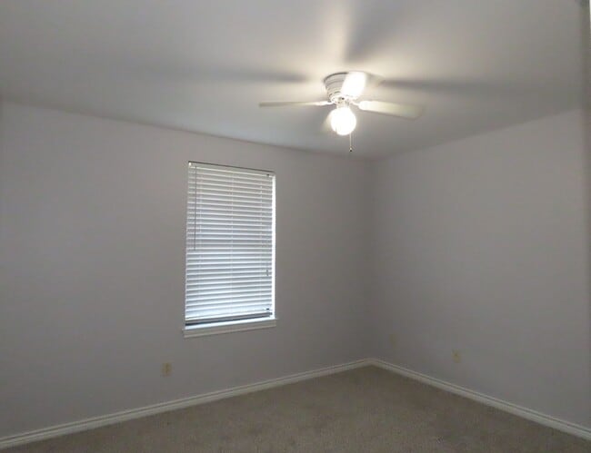 Building Photo - Whitehouse ISD -3 Bedroom, 2 Bath Duplex