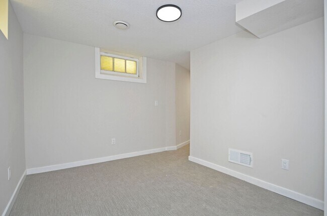Building Photo - Beautiful Updated 5-Bed 2-Bath Home in NE Minneapolis!