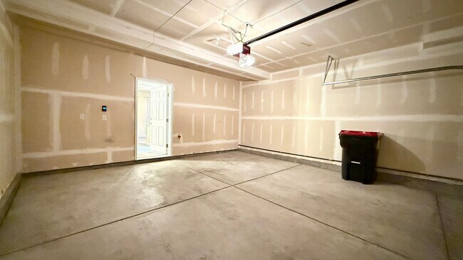 Building Photo - Modern Townhome with Mountain Views in Claremont Ranch