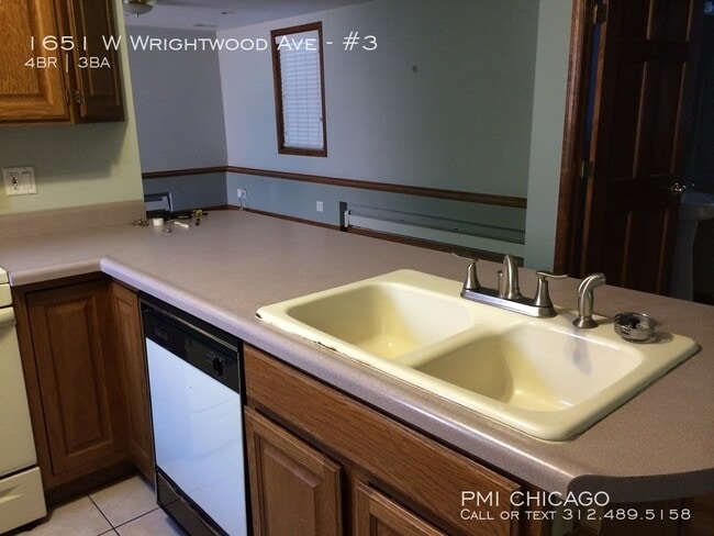 Building Photo - 1651 W Wrightwood Ave