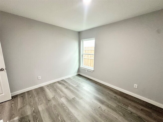 Building Photo - 8215 Crestview Dr