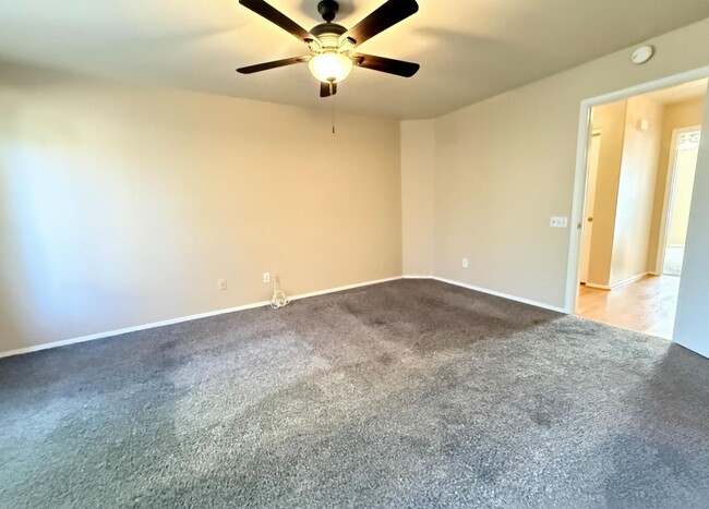 Building Photo - 509 W Ensueno Ct