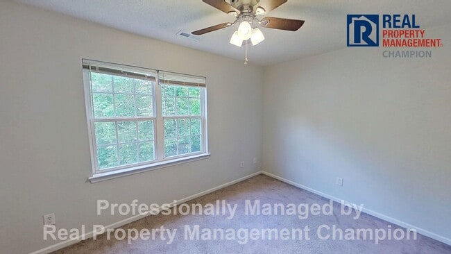 Building Photo - 2 BD/2.5 BA Townhome with Convenient Jacksonville Location