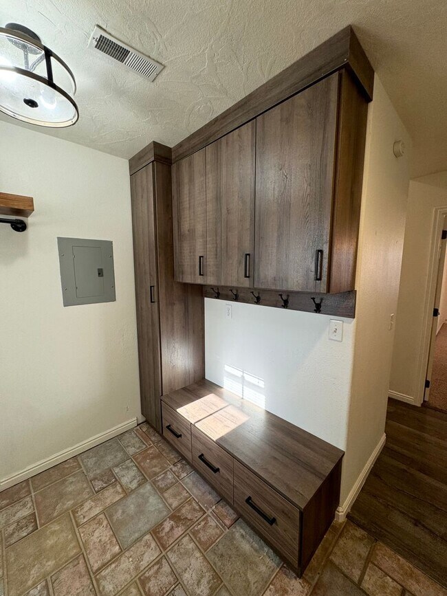 Building Photo - Charming 3 Bed, 2 Bath Home in Quiet Cul-d...