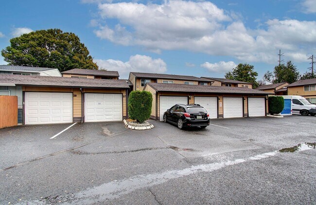 Building Photo - Cozy 2 bdrm 2 bath Condo - HALF OFF the 1s...