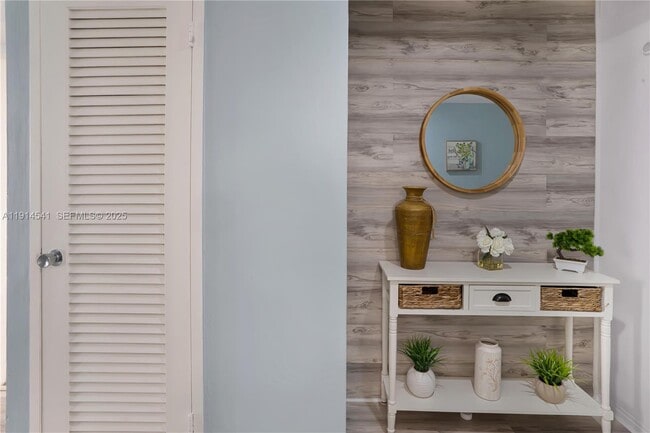 Building Photo - 100 Lincoln Rd