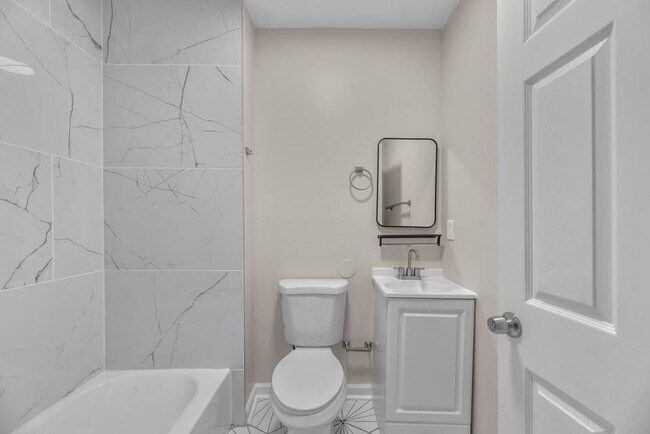 Building Photo - 2042 E Fayette St