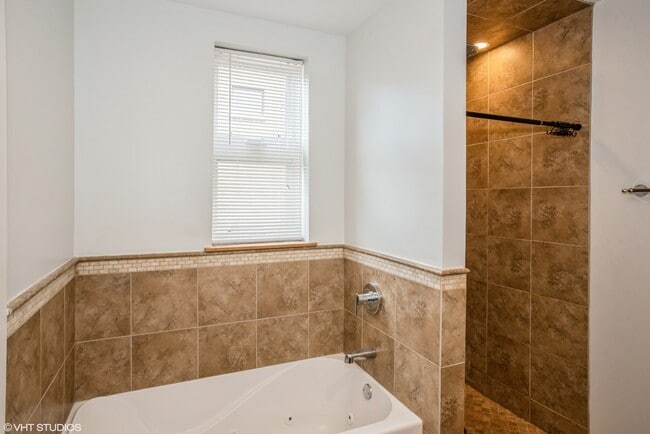 Building Photo - 7211 N Oakley Ave