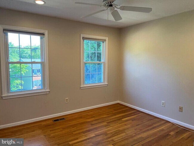 Building Photo - 9502 Tregaron Pl