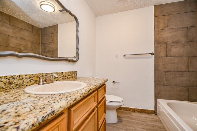 Building Photo - 2430 Ridge Hollow Dr