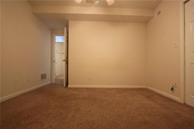 Building Photo - 818 Springlake Rd