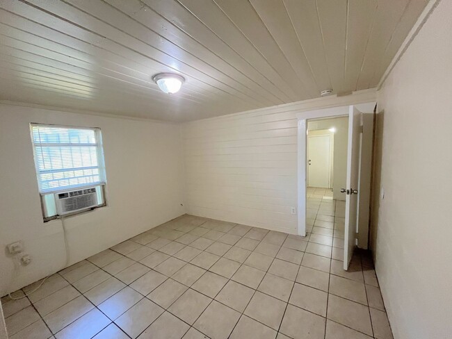 Building Photo - 1235 1/2 W Cypress St