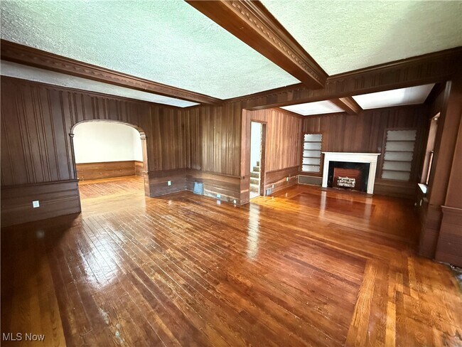 Building Photo - 833 Work Dr
